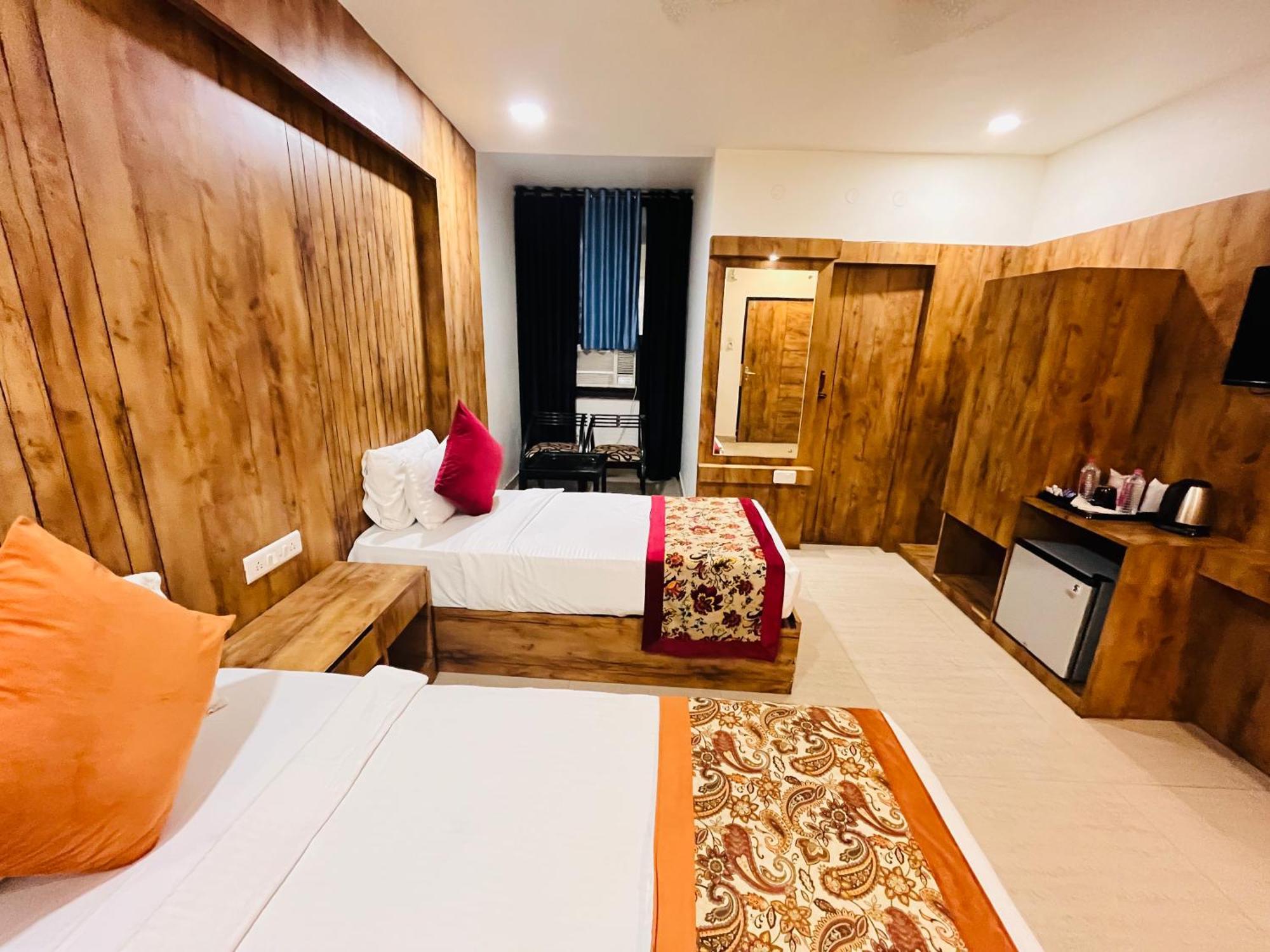 Crown Hotel Agra Near Taj Mahal Экстерьер фото