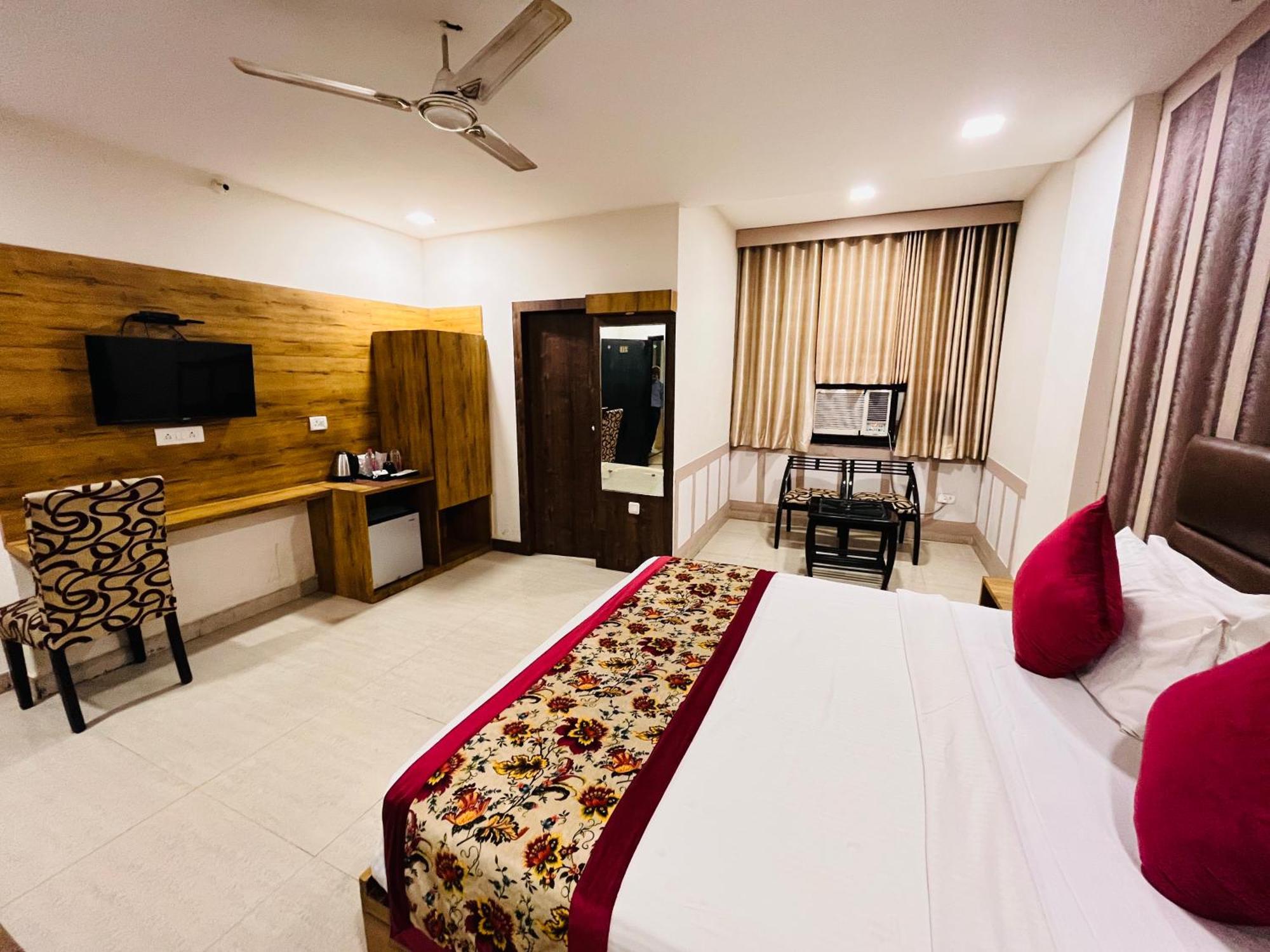 Crown Hotel Agra Near Taj Mahal Экстерьер фото